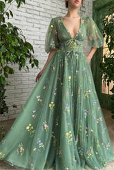 Hermoso vestido de fiesta verde con escote en V y apliques en forma de A